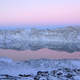 Los lagos profundos de las islas Rauer están 50 metros bajo el nivel del mar y nunca se hielan. Foto: Haloarchaea